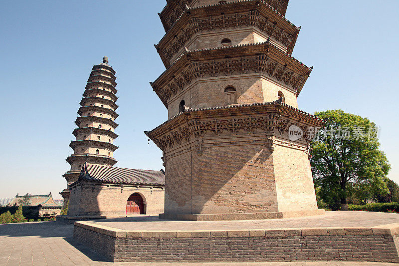 双塔——太原市的古老地标。它们是在中国明朝(公元1608 - 1612)。塔高约55米。摄于太原永祚寺中国最高的双塔